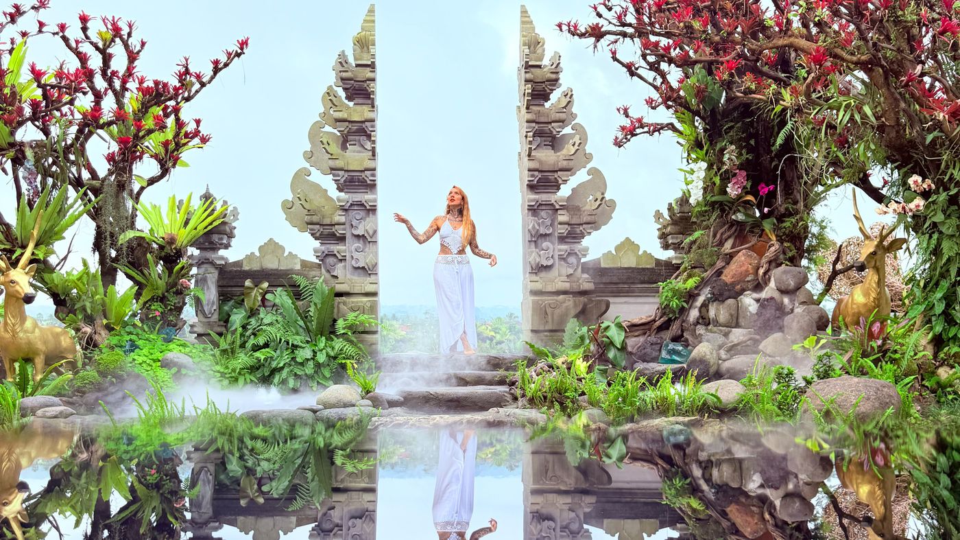 Portal de pedra em Bali, ao amanhecer